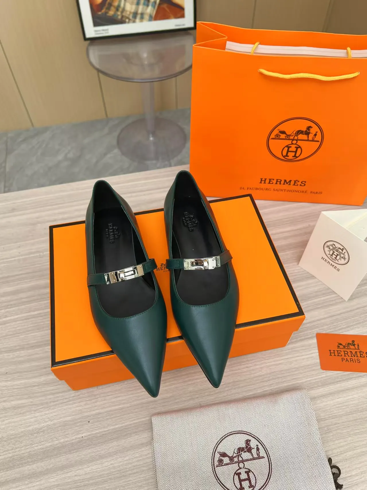 👟👟Ex-factory price 520👟👟, 2025 top product Hermes new genuine handmade shoes, purely handmade, a must-collect item! The perfect holiday accessory! Our pursuit of quality products is always the best! Don't give in! Comfort and originality, not following trends, and not deliberately expressing oneself are the consistent pursuits of Hermes and its fans! [Material] Upper: top layer leather, lining: genuine leather. Size 35-42